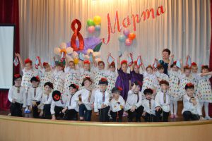 Учащиеся 1 А класса приняли участие в школьном концерте для мам Весенняя капель.